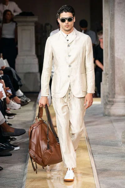 Look 19